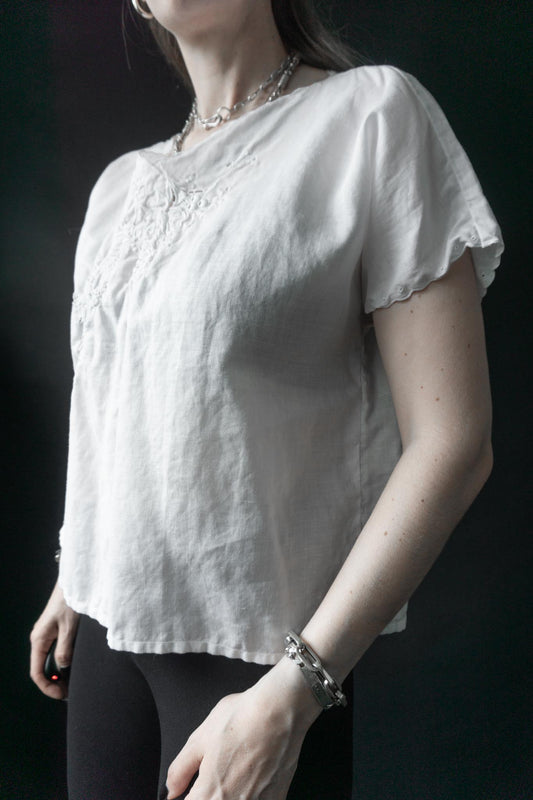 Weiße Leinenbluse mit Stickerei auf der Vorderseite und Knopfleiste im Rücken – Vintage, 1950er Jahre