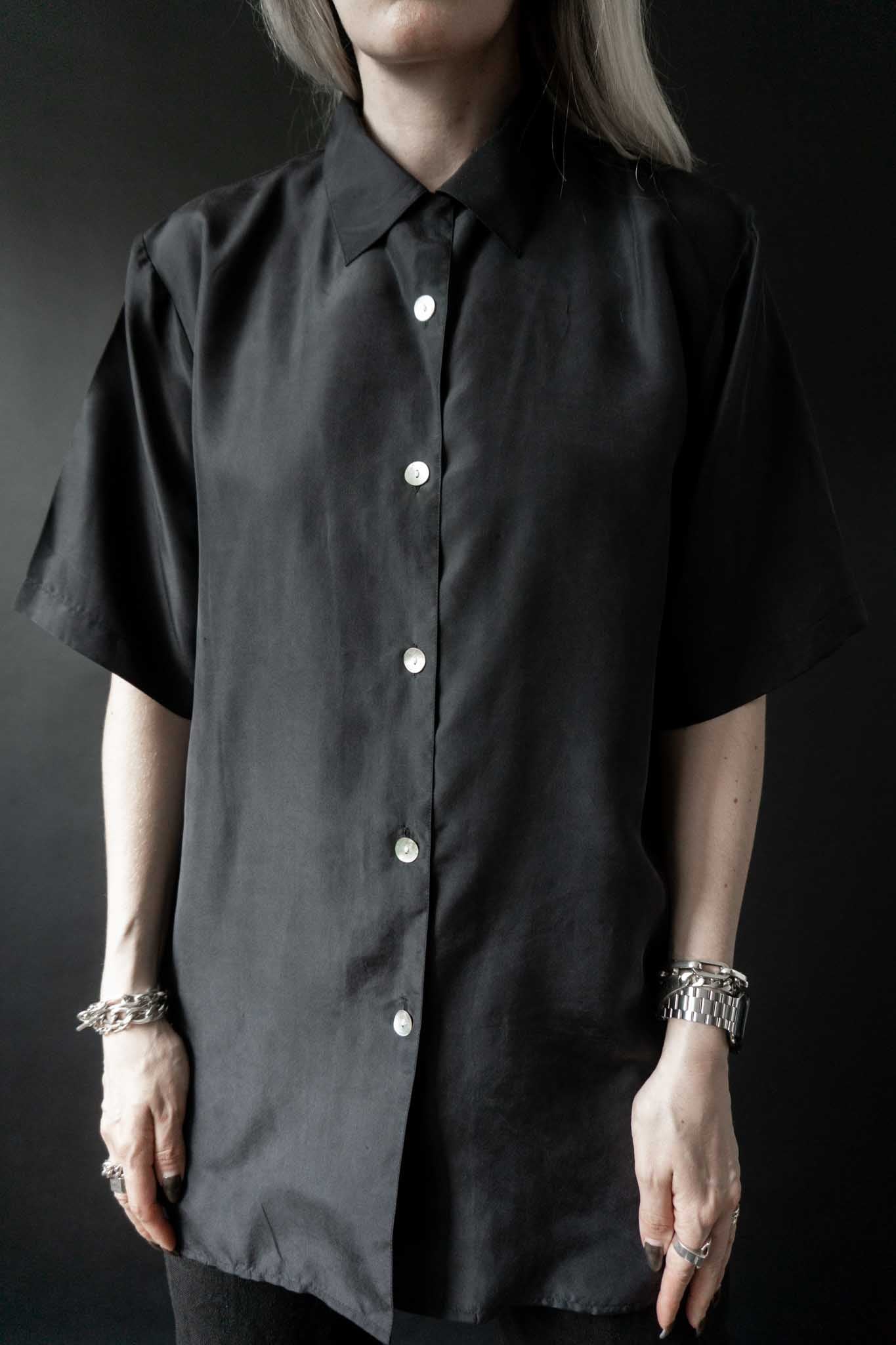 Schwarze Vintage Seidenbluse mit kurzen Ärmeln – minimalistisches All-Black Essential aus 100 % Seide von theplaincircle vintage