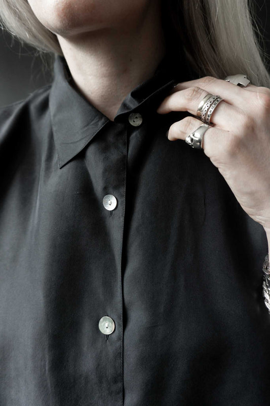 Schwarze Vintage Seidenbluse mit kurzen Ärmeln – minimalistisches All-Black Essential aus 100 % Seide von theplaincircle vintage