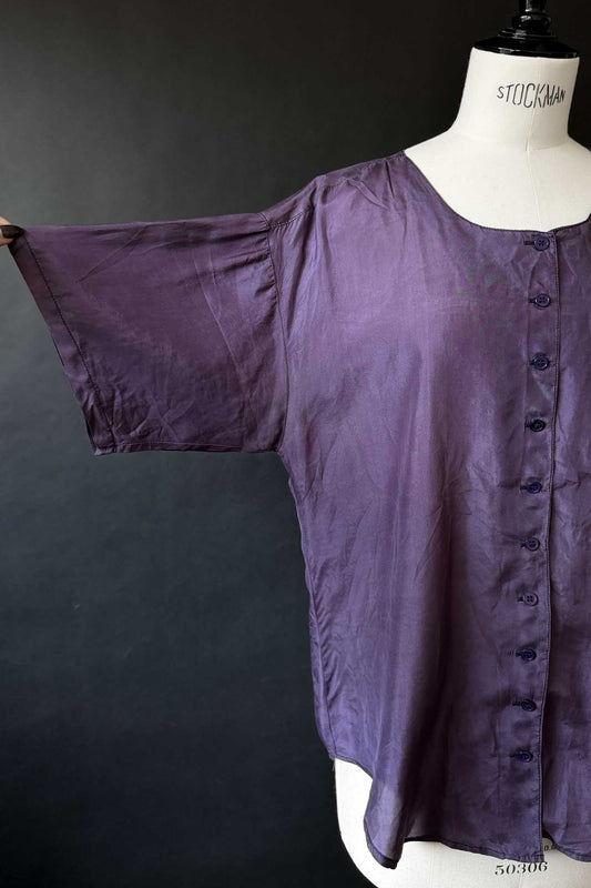 Vintage Oversize-Seidenbluse in Violett mit Knopfleiste und Brusttasche