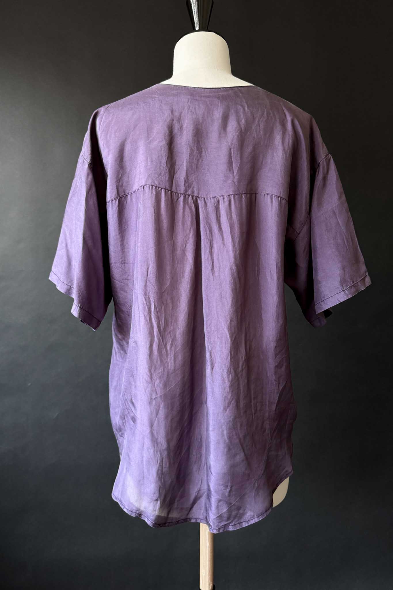 Vintage Oversize-Seidenbluse in Violett mit Knopfleiste und Brusttasche