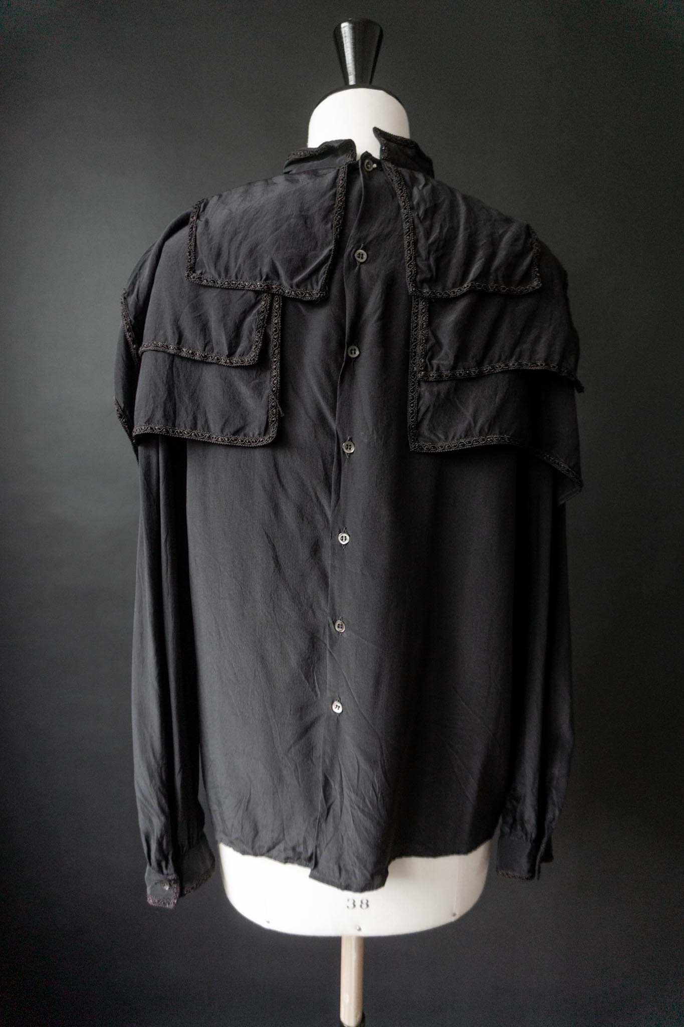 Vintage Seidenbluse Schwarz mit Stehkragen und Lagen-Detail