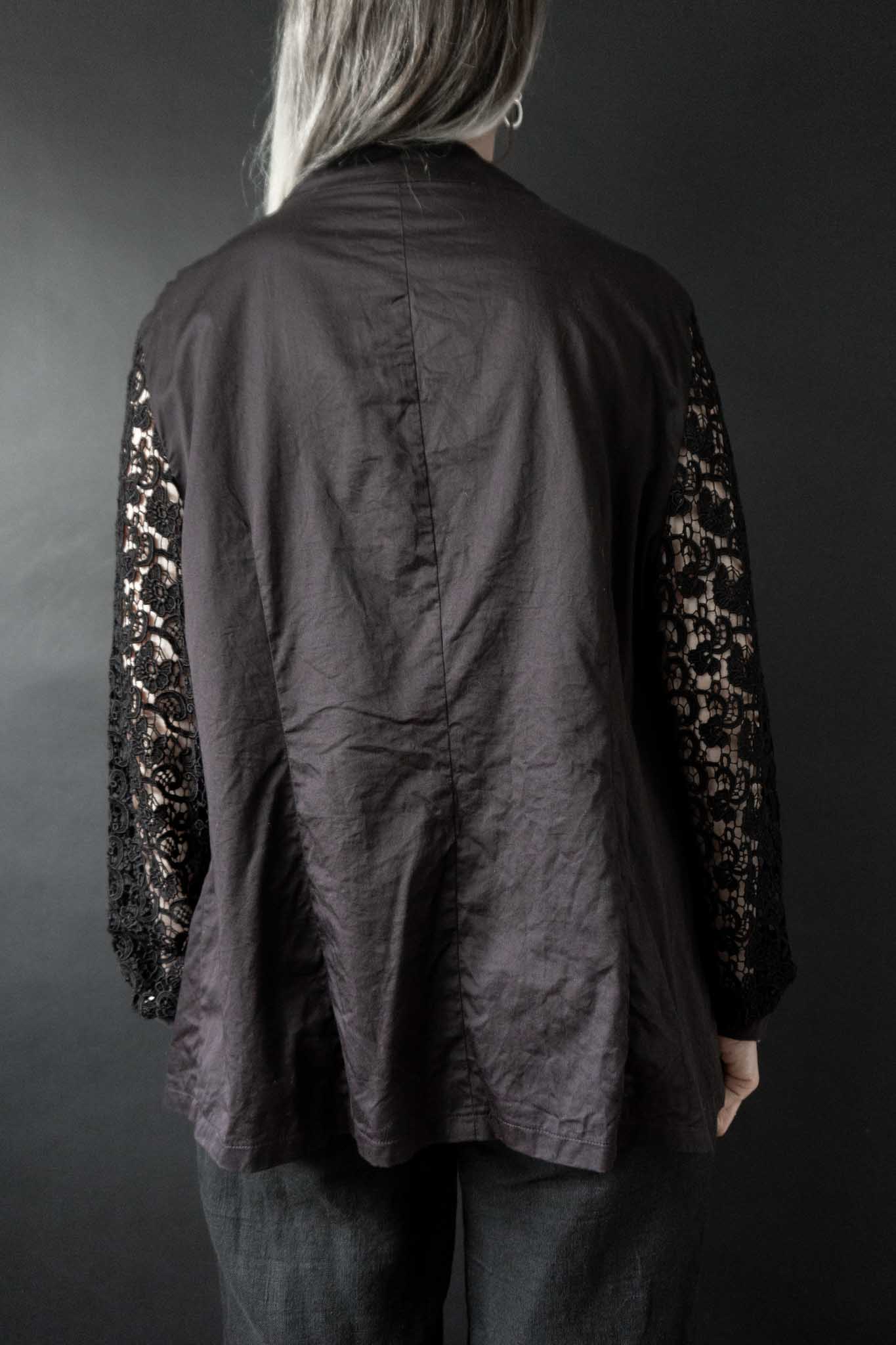 Schwarze Viskosebluse mit Spitze an Front und Ärmeln – nachhaltige Vintage Damenmode