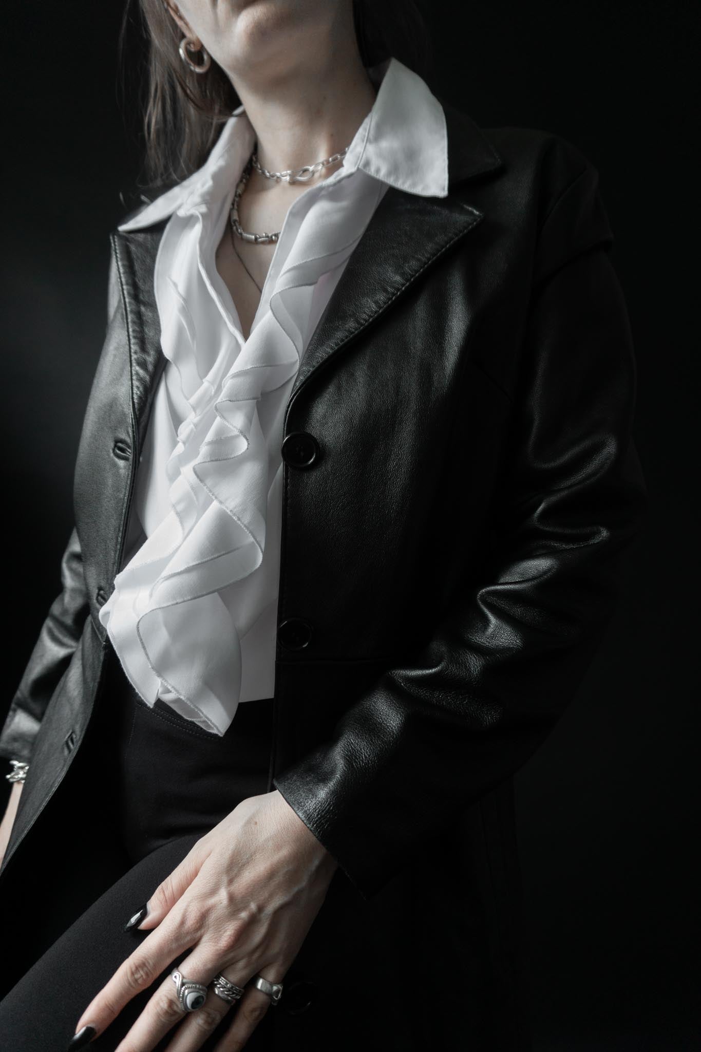 Weiße vintage Bluse im Vampire Stil mit Volants auf der Vorderseite