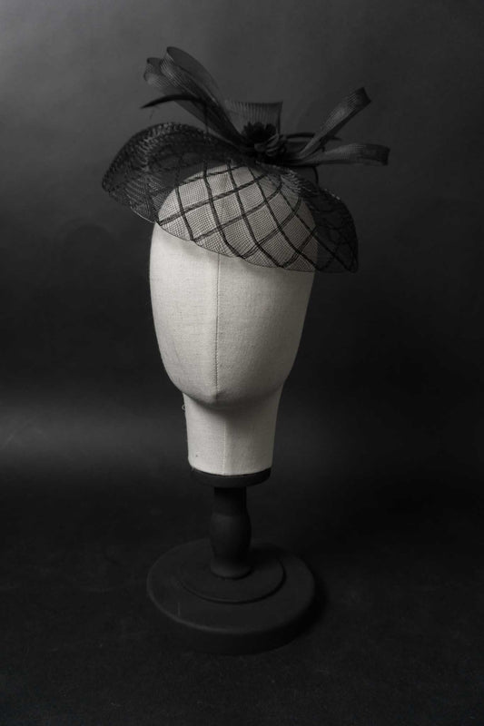 Vintage Fascinator mit schwarzem Schleier und Schleife aus den 50er Jahren – Gothic Accessoire von theplaincircle vintage
