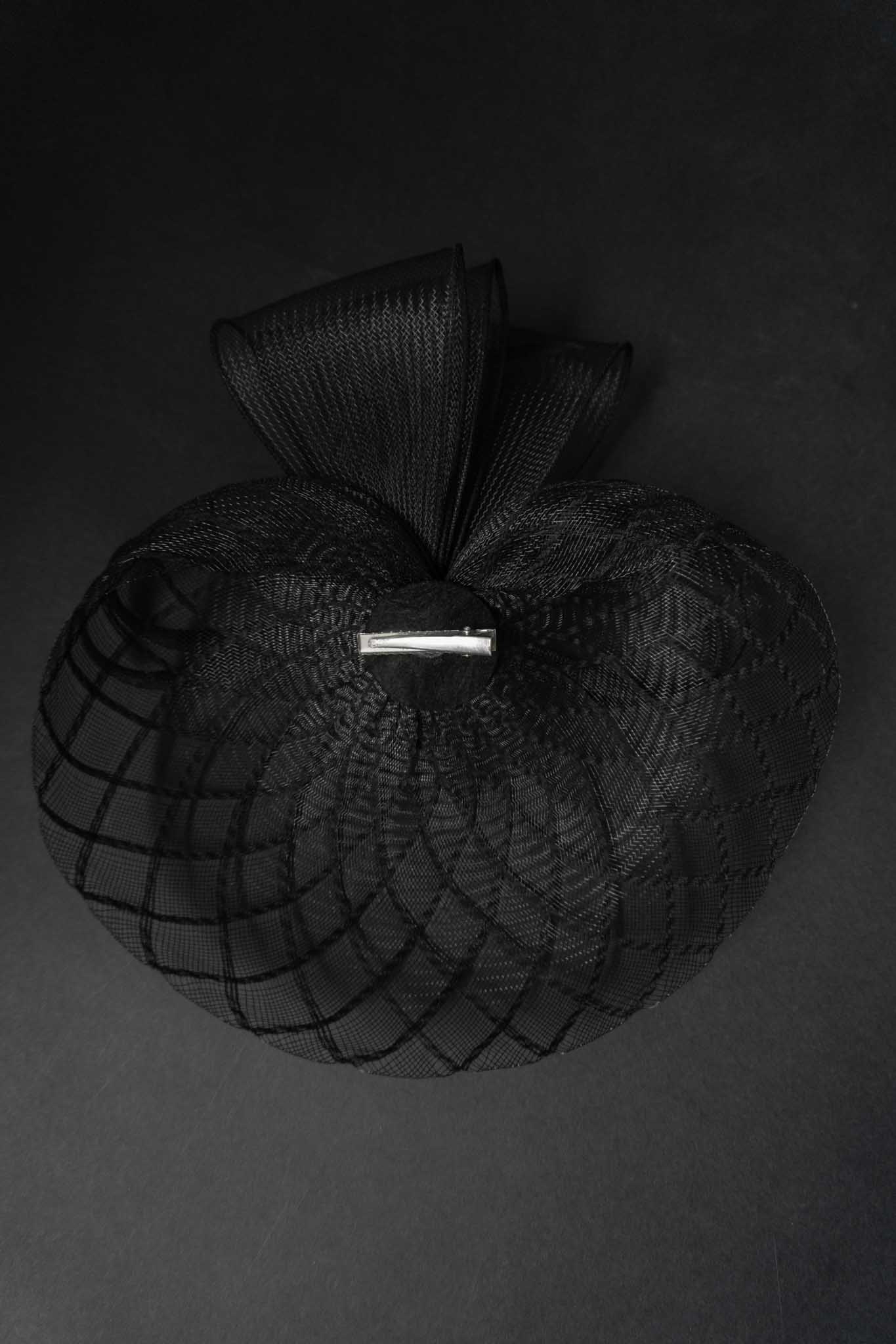 Vintage Fascinator mit schwarzem Schleier und Schleife aus den 50er Jahren – Gothic Accessoire von theplaincircle vintage