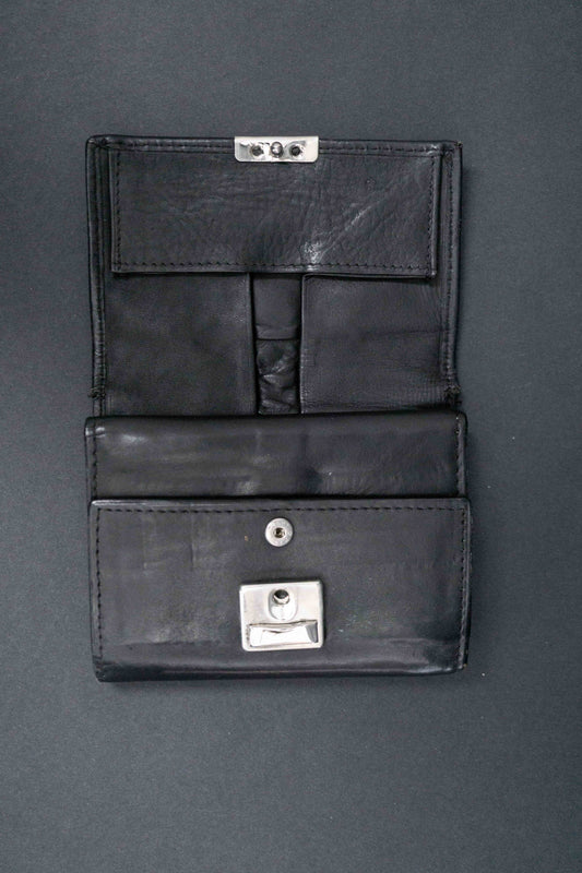 Schwarzes Mini-Portemonnaie mit Nieten und Strasssteinen im Kolster-Stil