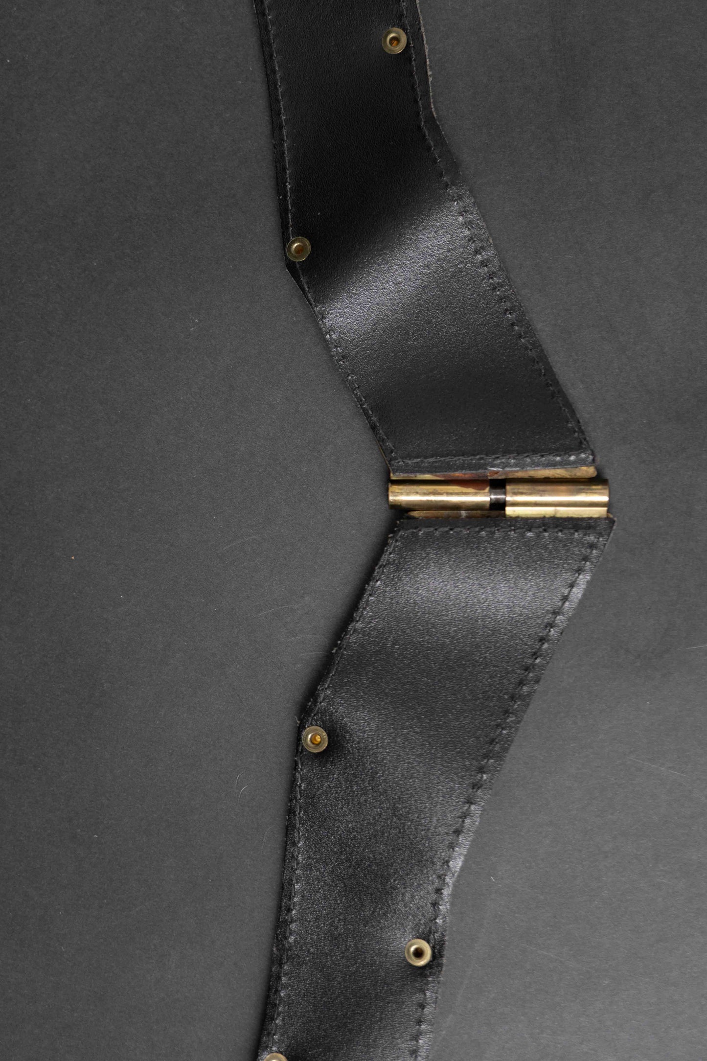 Vintage Ledergürtel mit Metallelementen, schwarz