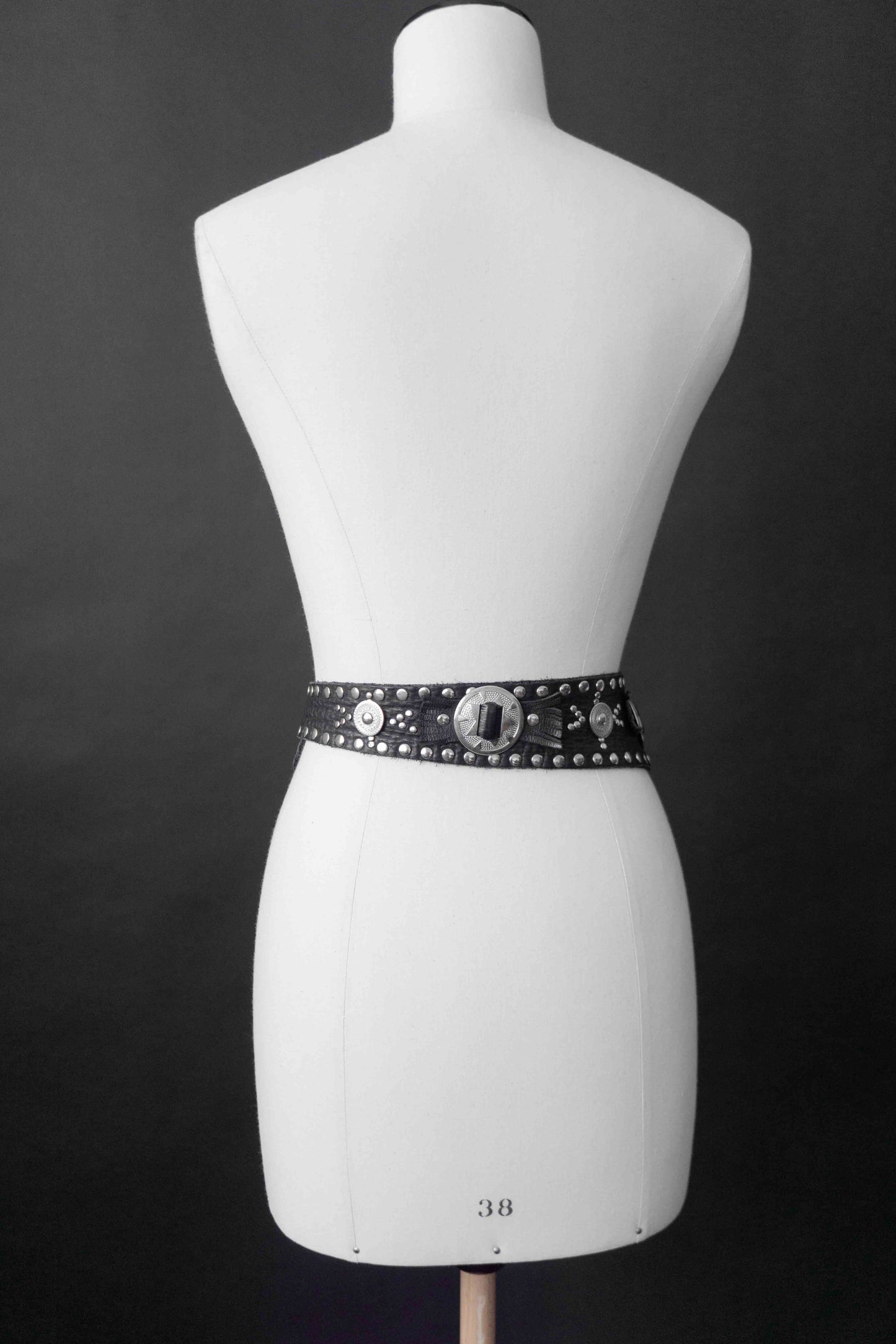 Vintage Gürtel mit Concho-Elementen theplaincircle vintage