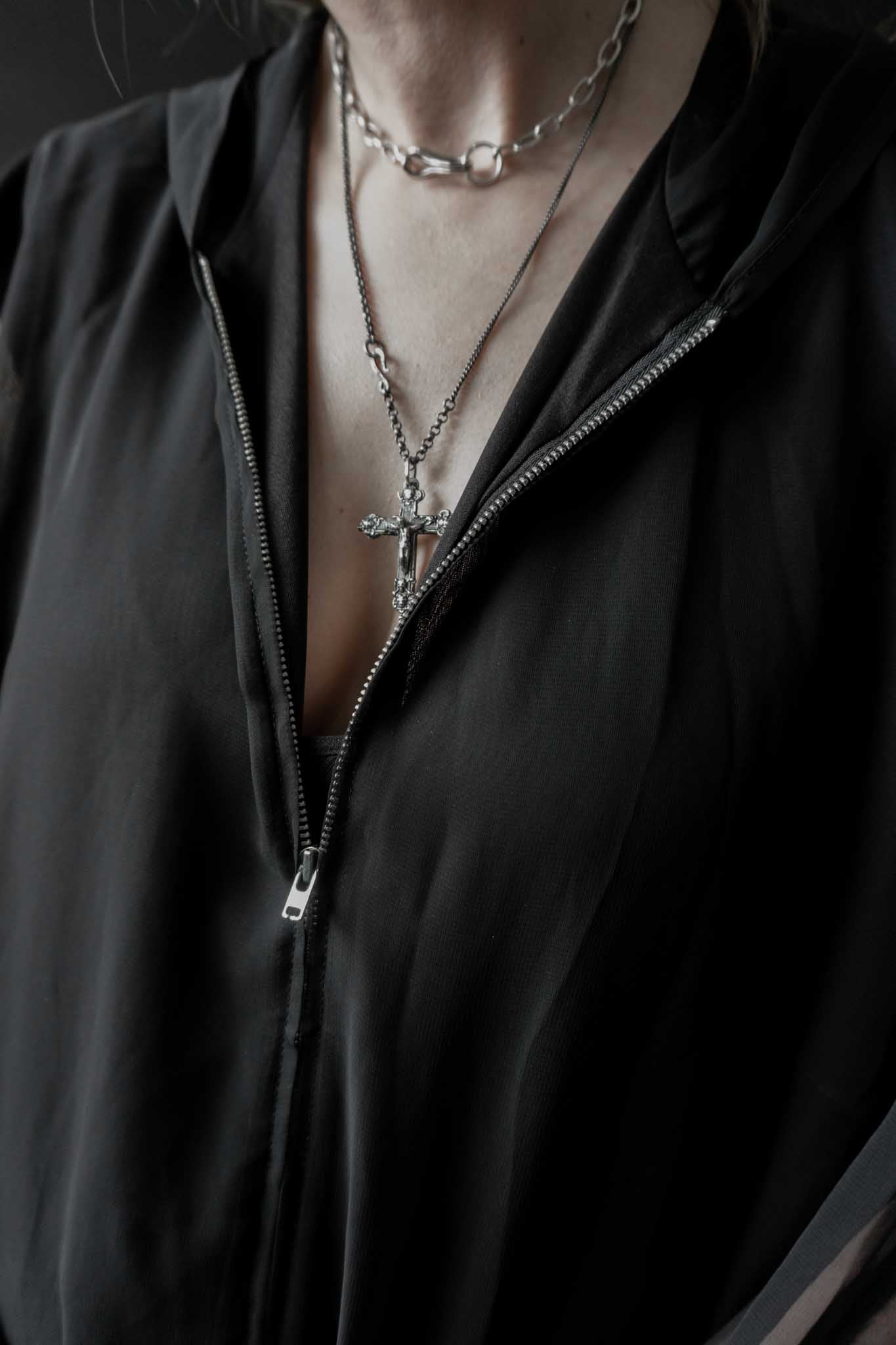 Plus Size schwarze Bluse mit transparenten Ärmeln und Kapuze, YKK Reißverschluss – Gothic Vintage Mode