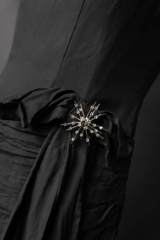 Trägerloses 50er Kleid Vintage schwarz mit Brosche