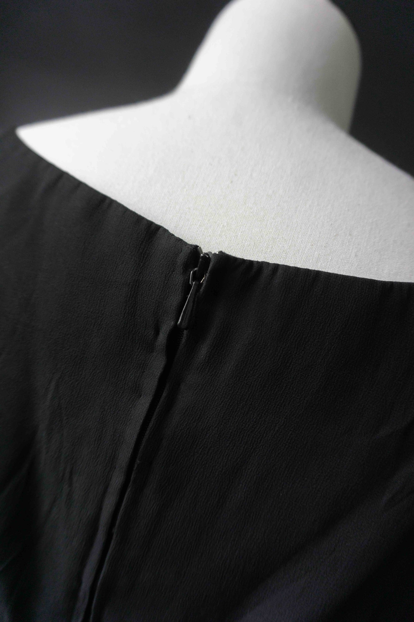 Trägerloses 50er Kleid Vintage schwarz mit Brosche