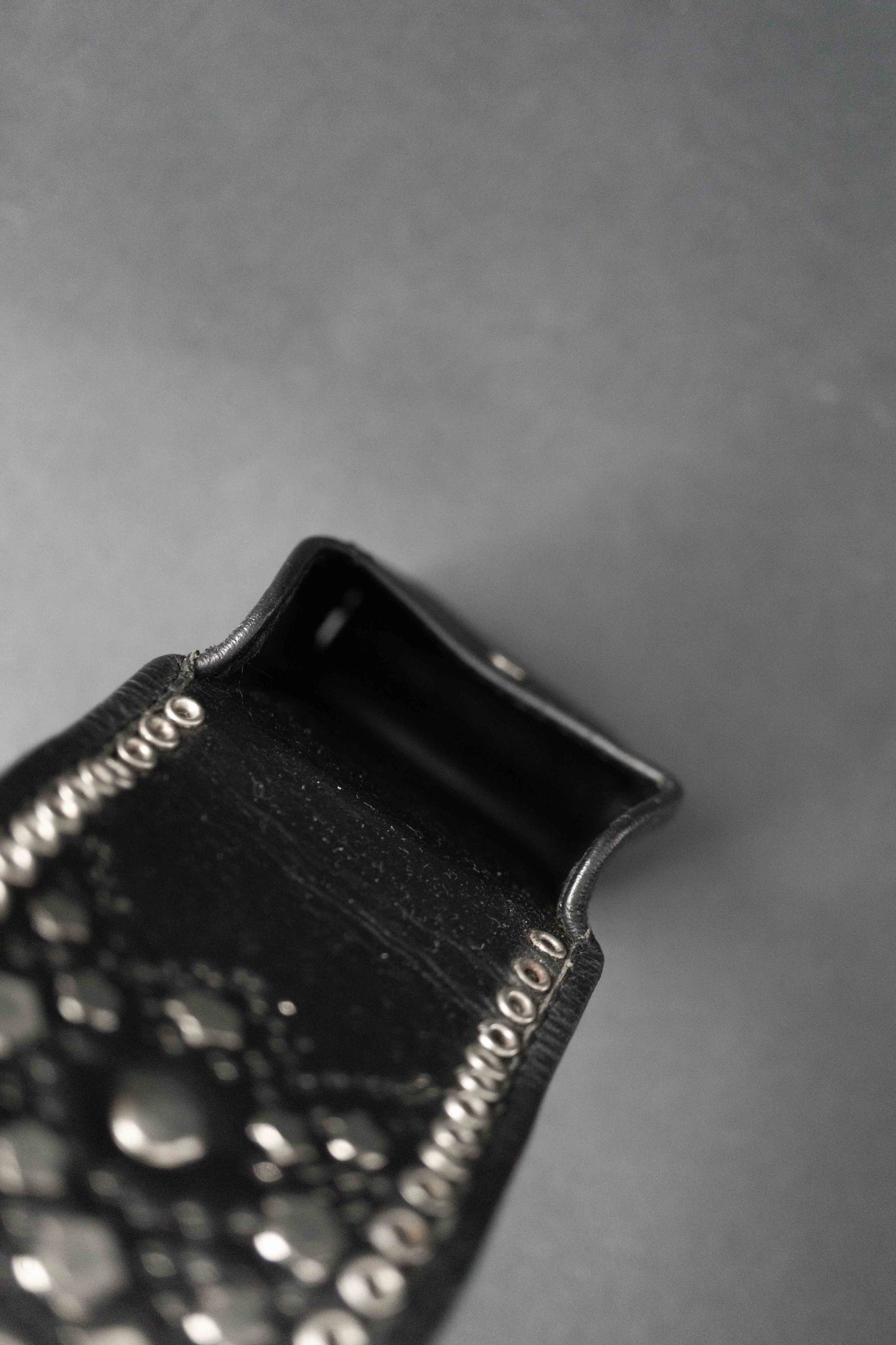 Vintage Kolster Lederetui mit pinken Steinen und Nieten