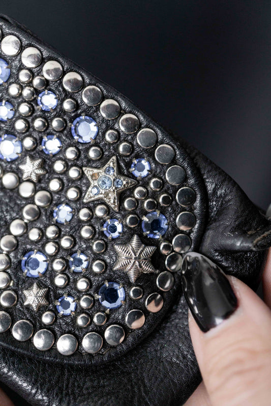 Schwarzes Mini-Etui mit blauen Strasssteinen und Nieten, Kolster-Style
