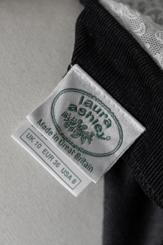 Schwarzes Laura Ashley Cordkleid aus Baumwolle mit weißem Spitzenkragen und Korsettschnitt – Gothic Vintage Look