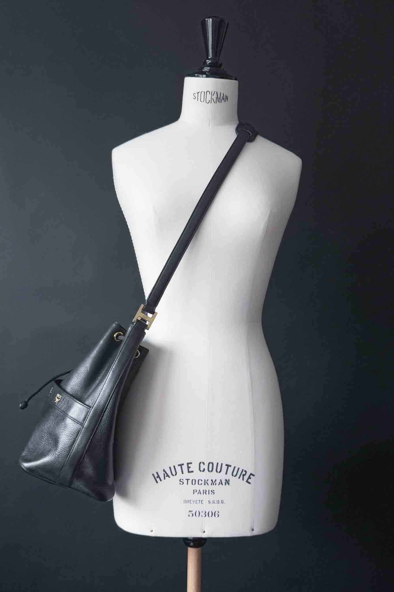 Vintage MCM Bucket Bag aus schwarzem Leder mit goldener Hardware, 80er Jahre