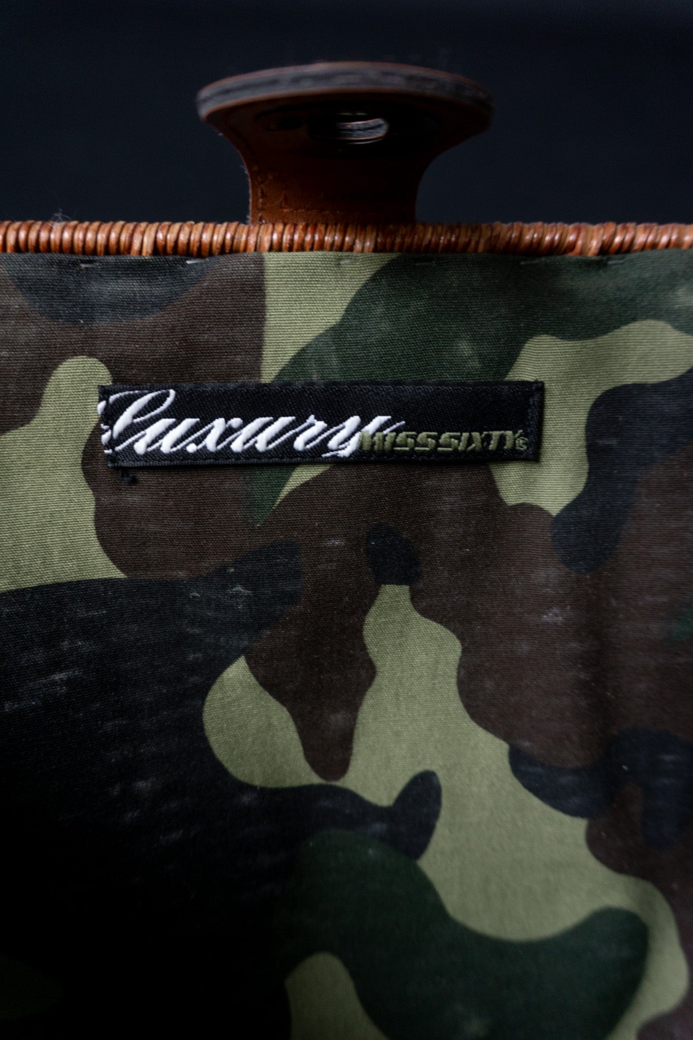 Miss Sixty Y2K Korbtasche mit Camouflage-Futter und braunen Lederdetails