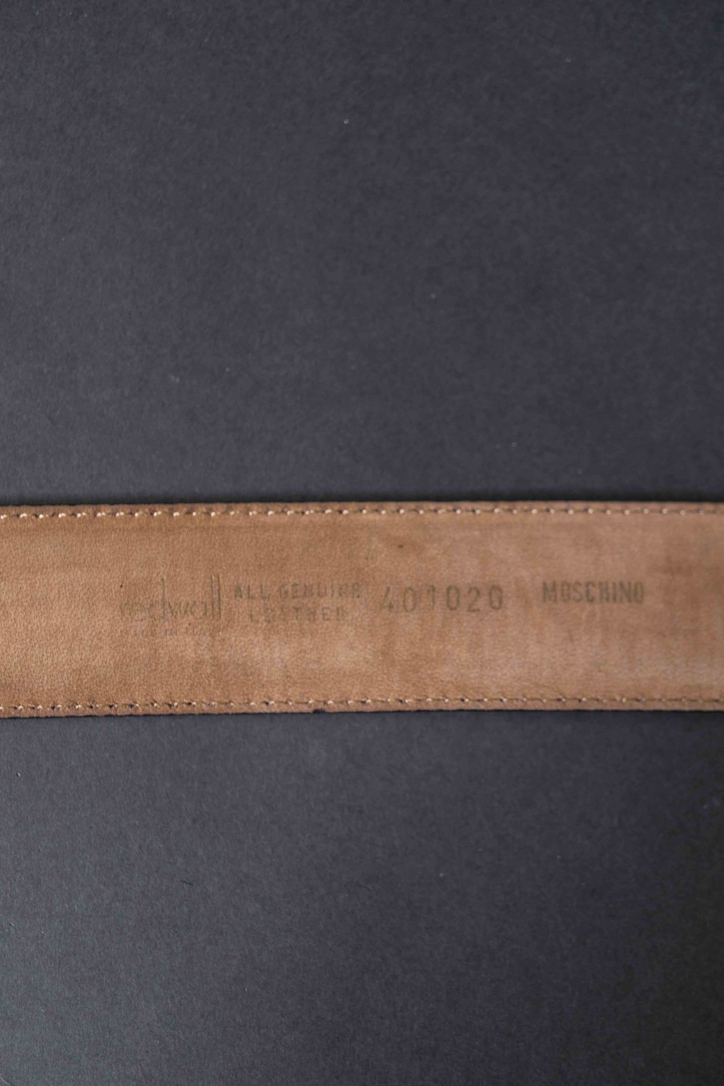 Vintage Moschino Gürtel schwarz, feine Lederstruktur, goldene Logo-Schnalle