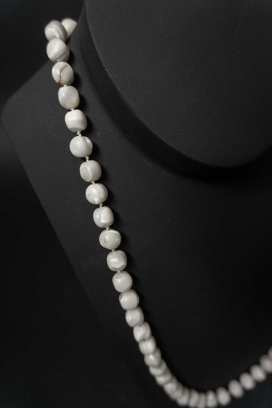 Weiße Achat-Perlenkette, geknotet, Vintage Schmuckstück – ideal für Witchy Looks