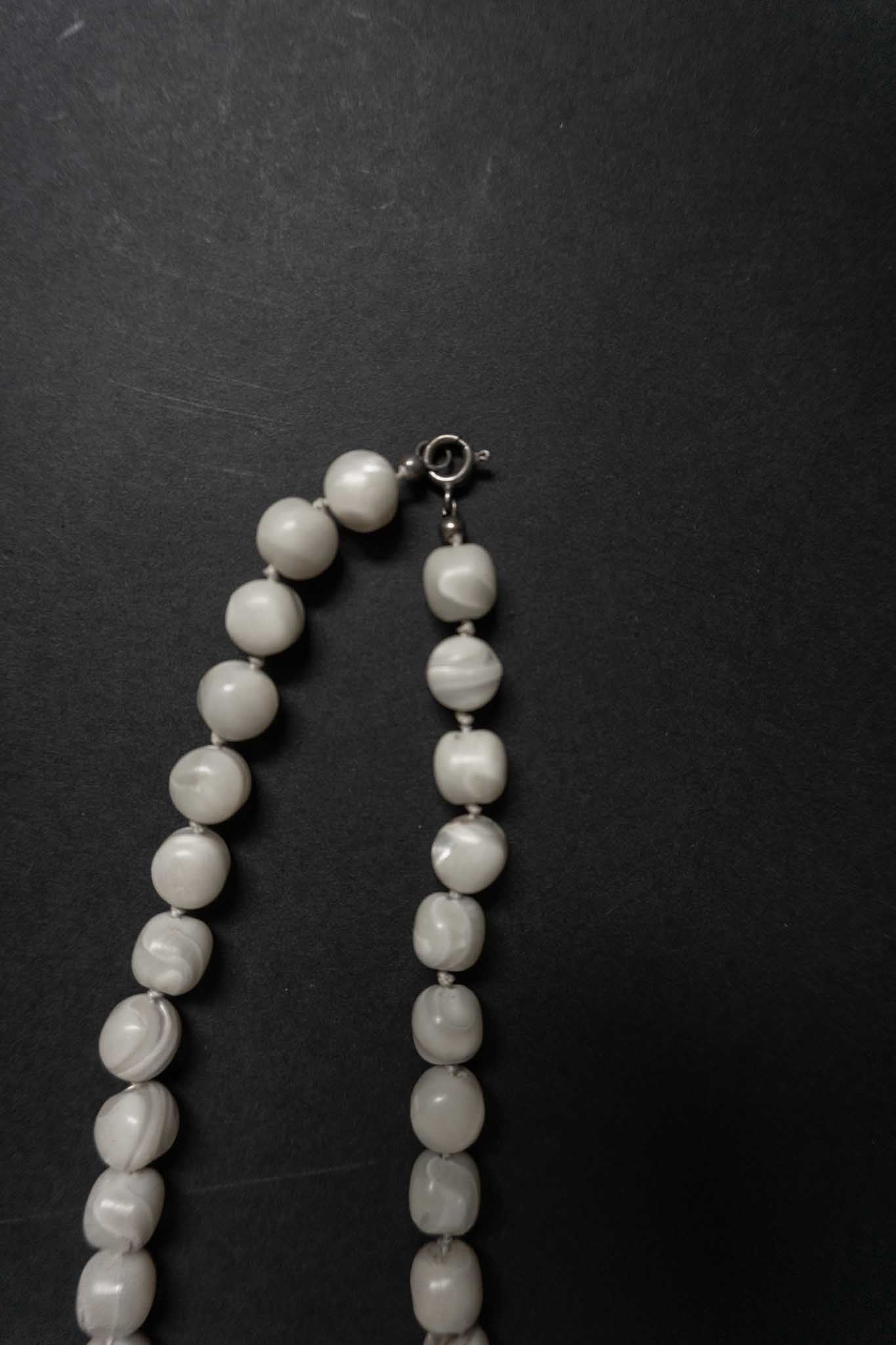 Weiße Achat-Perlenkette, geknotet, Vintage Schmuckstück – ideal für Witchy Looks