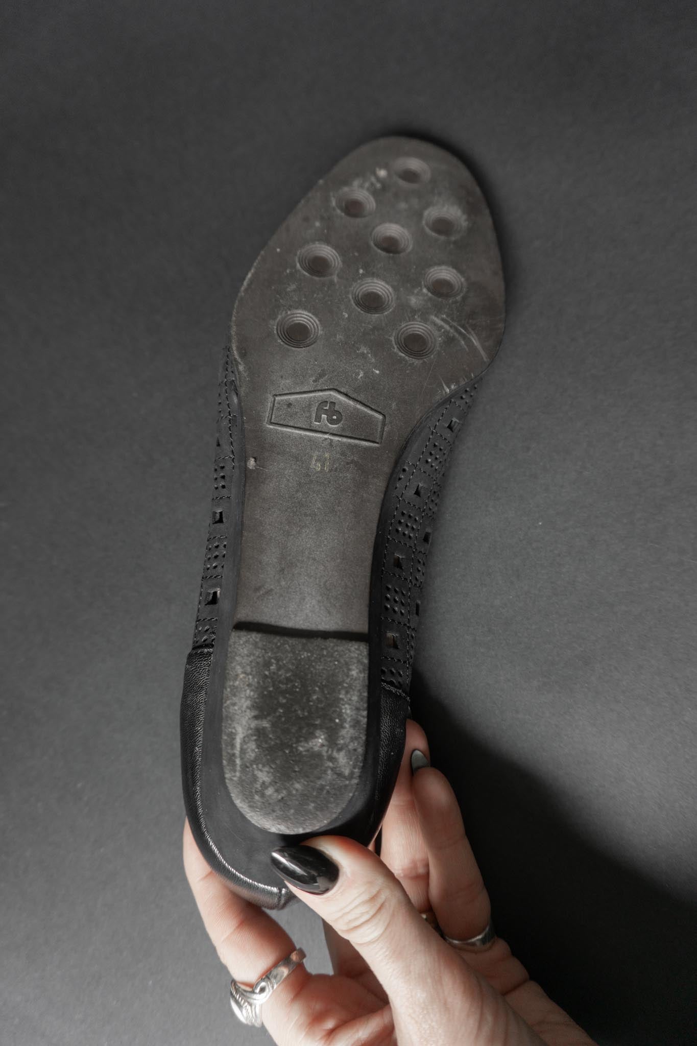 Schwarze Vintage Lederpumps mit Lochmuster und Keilabsatz – Größe 41