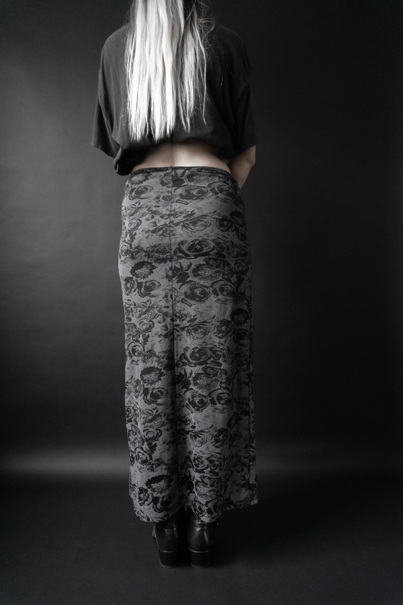 Grauer 90s Mesh-Maxirock mit schwarzem Rosenprint und elastischem Bund