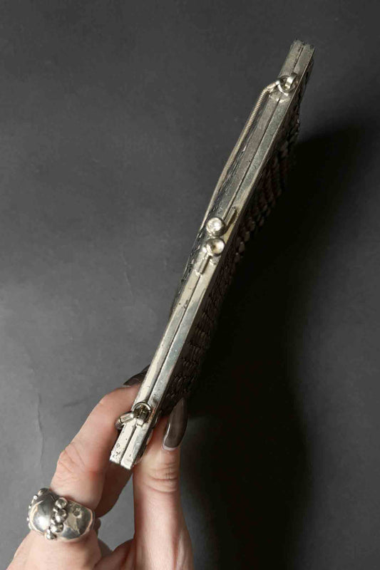 Versilberte Vintage Clutch mit Strassverschluss und Seidenfutter
