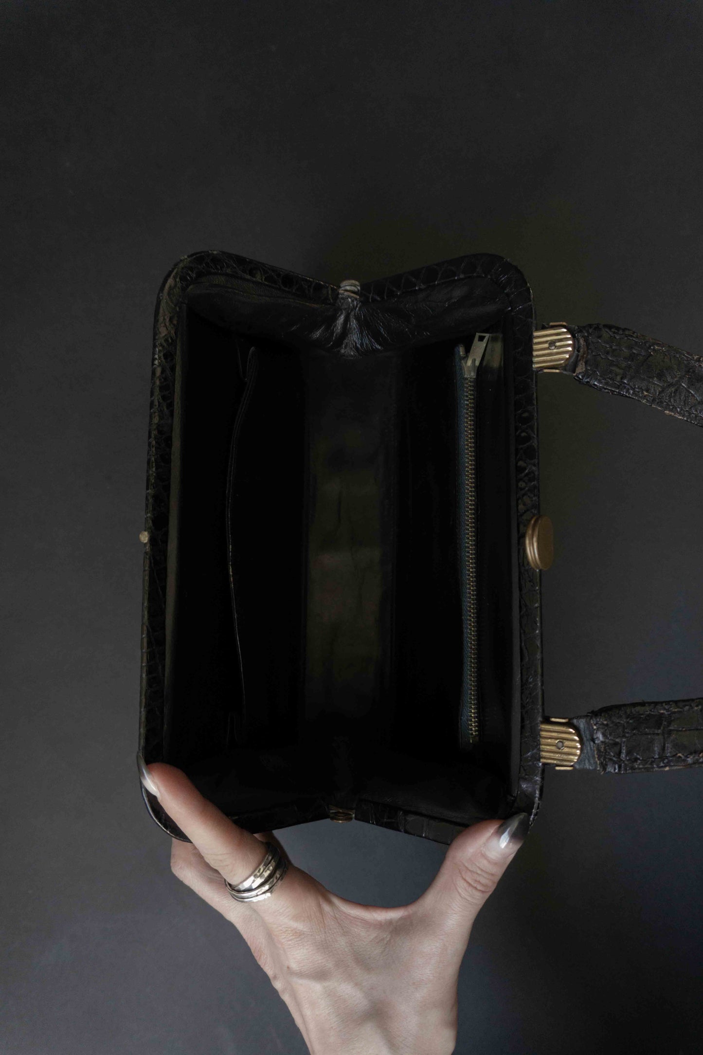 Vintage 50s Handtasche Schwarzes Leder Krokoprägung Goldene Hardware