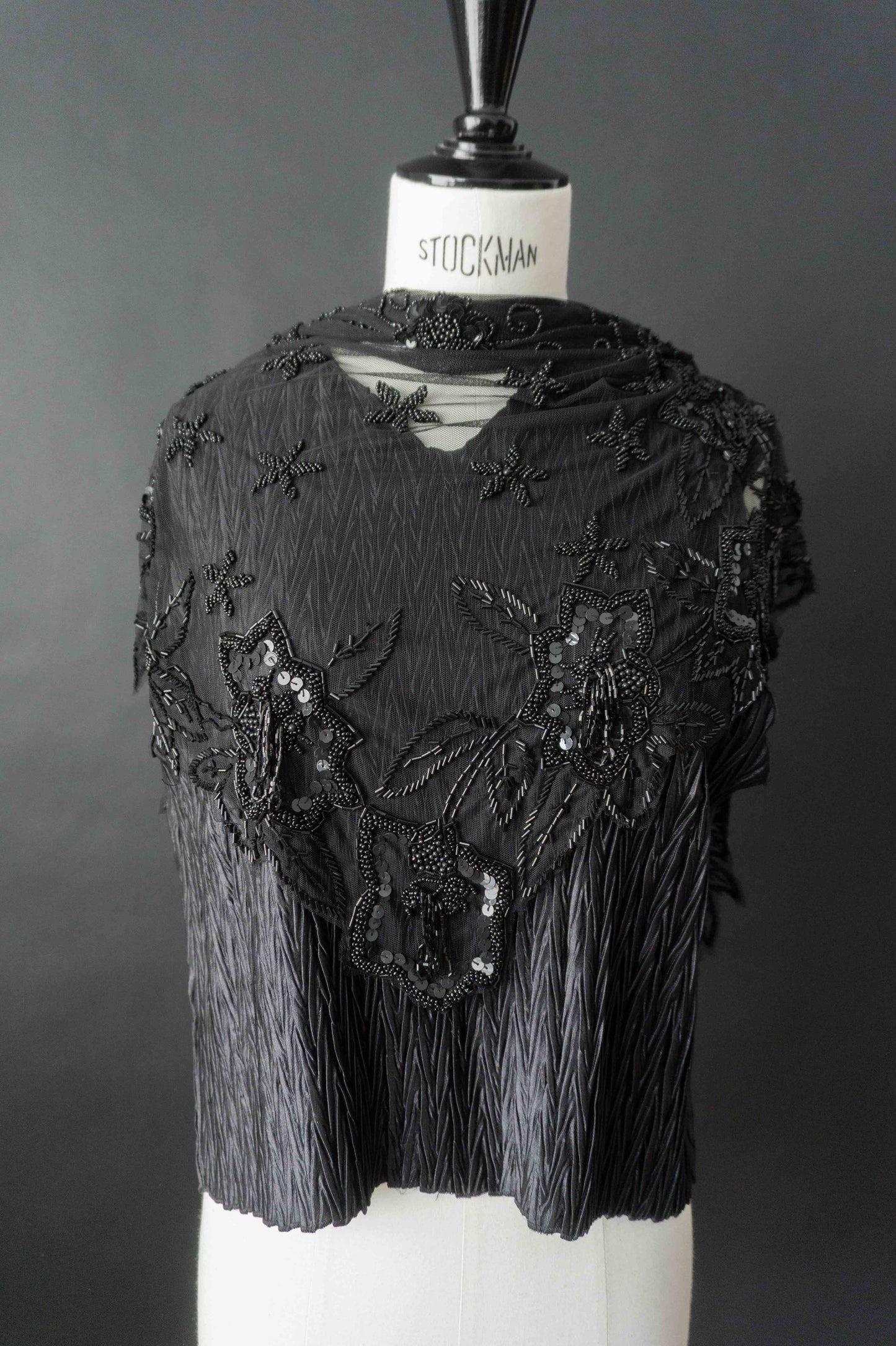 Vintage Top Schwarz Plissé mit V-Ausschnitt