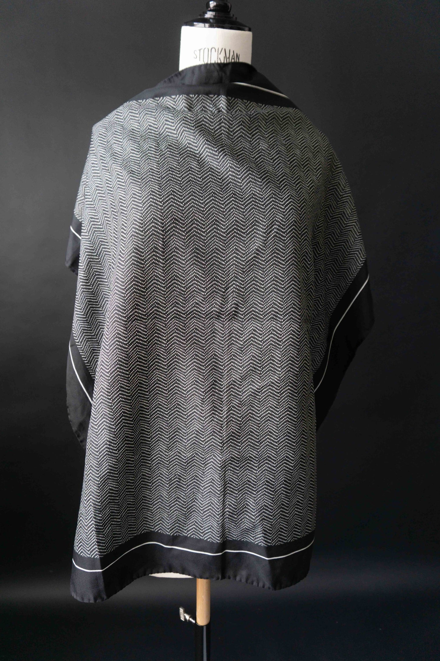 Dunkelblau-weißes Tuch im klassischen Pünktchenmuster