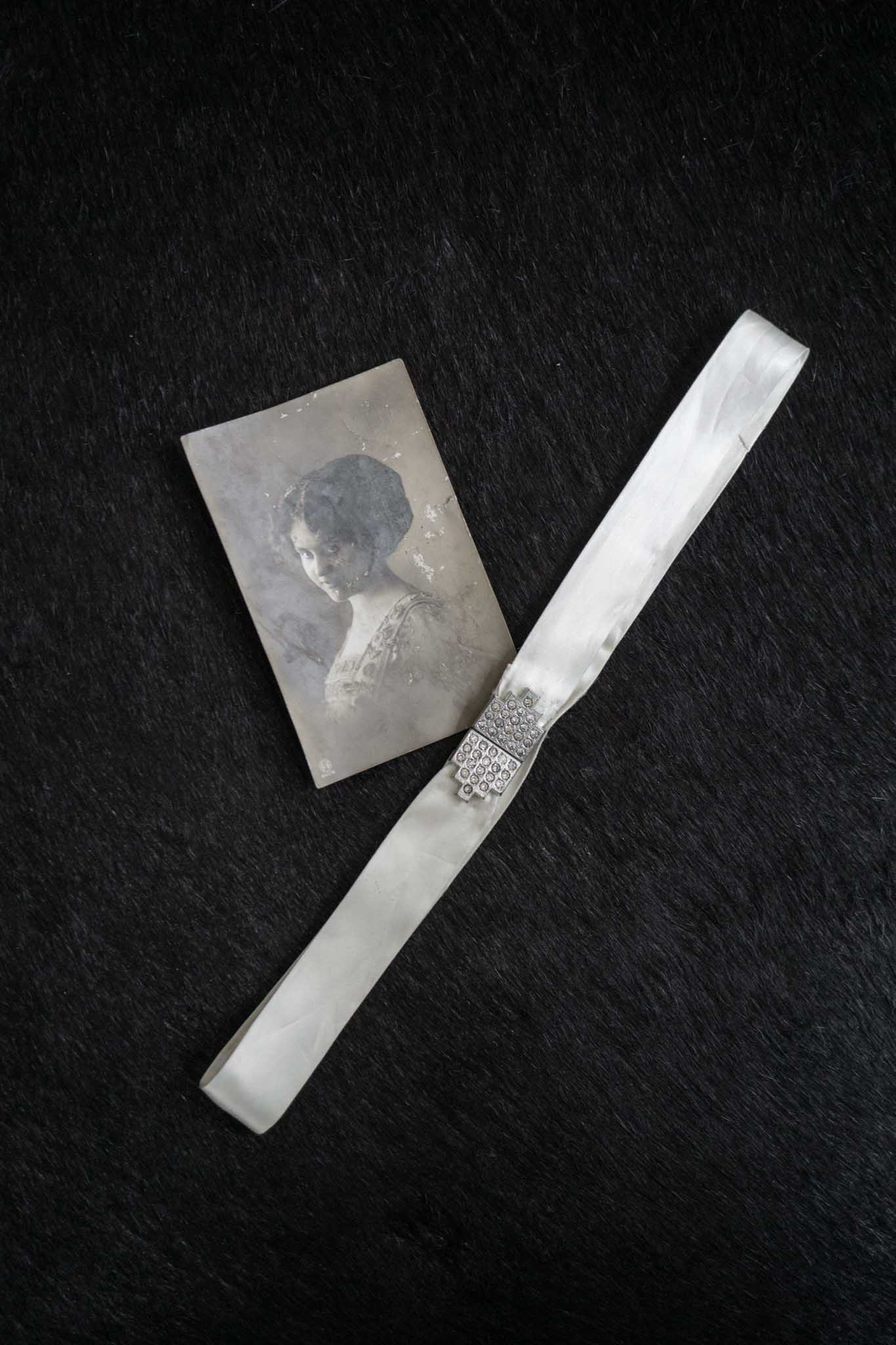 Antiker Gürtel aus Seide mit Strassschnalle aus den 1920ern