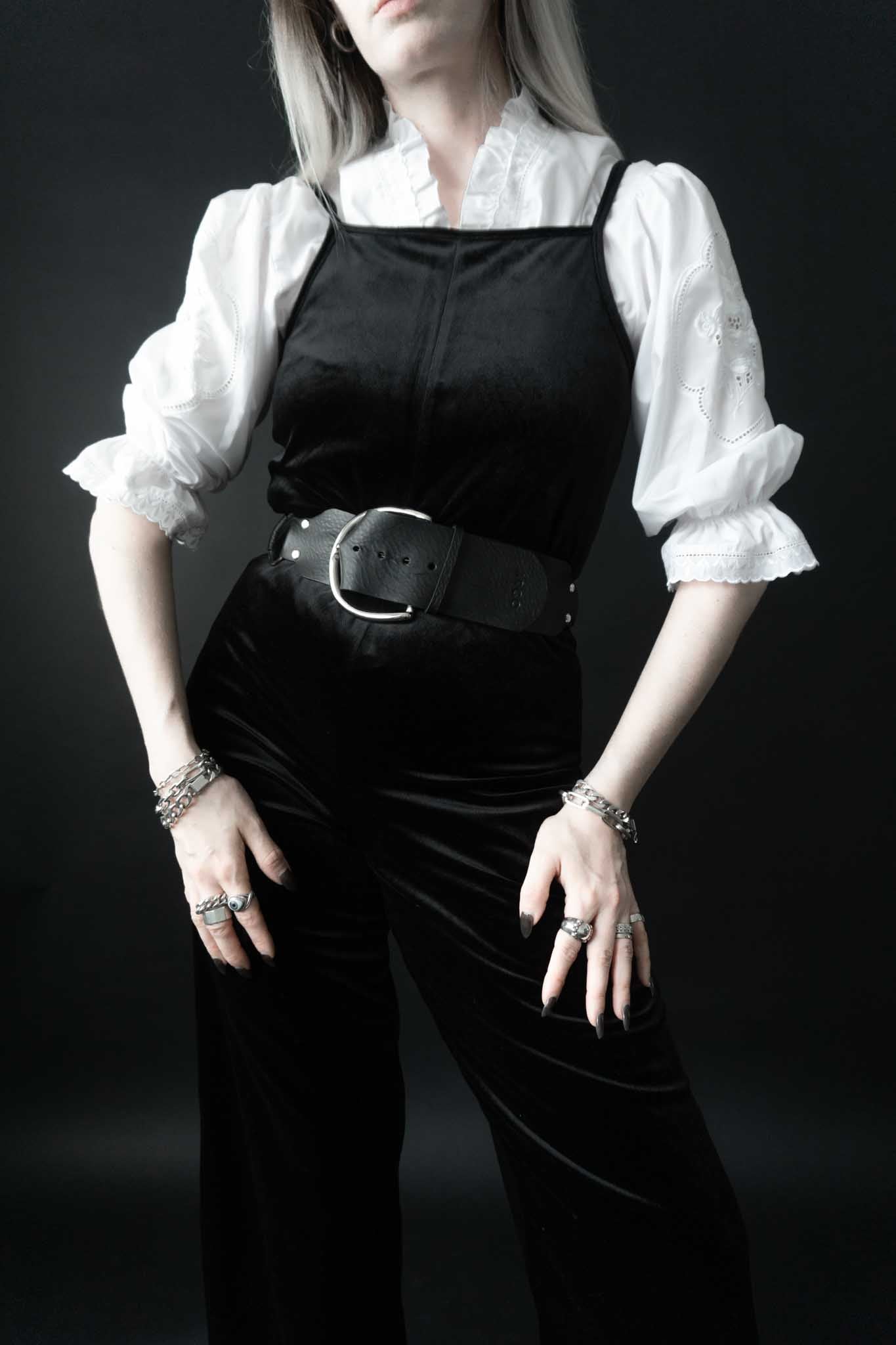 Langer schwarzer Stretch-Samt-Jumpsuit mit Spaghetti-Trägern