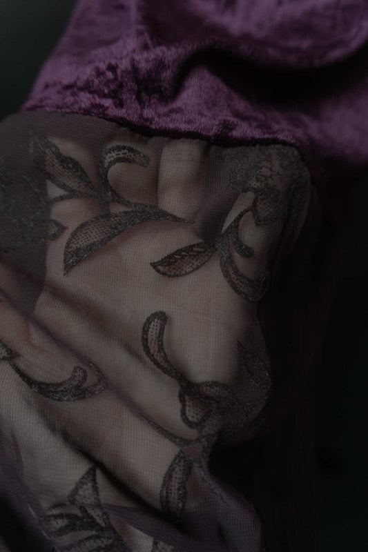 Vintage Maxikleid aus lila Samt mit transparentem Einsatz und Blumenmuster