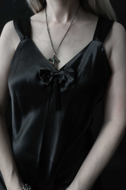 Schwarzes Slipdress mit Schleifendetail und Quaste