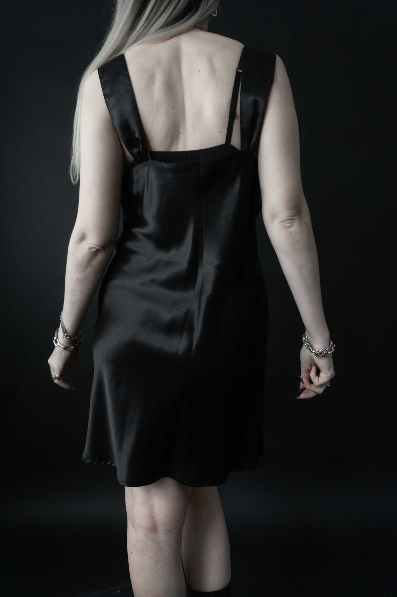 Schwarzes Slipdress mit Schleifendetail und Quaste