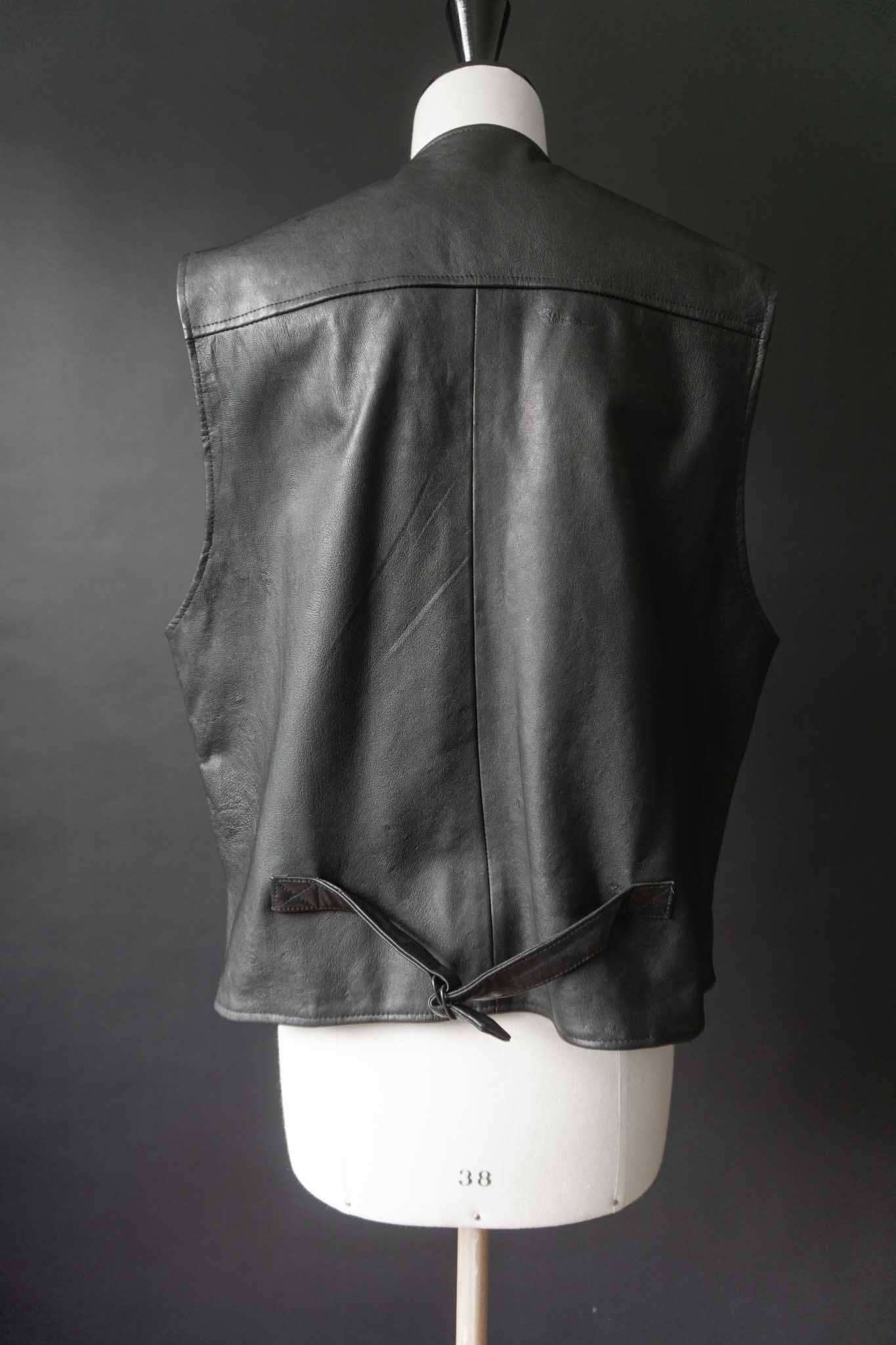 Schwarze Vintage-Lederweste mit Schmuckknöpfen – Kutten-inspiriertes Design