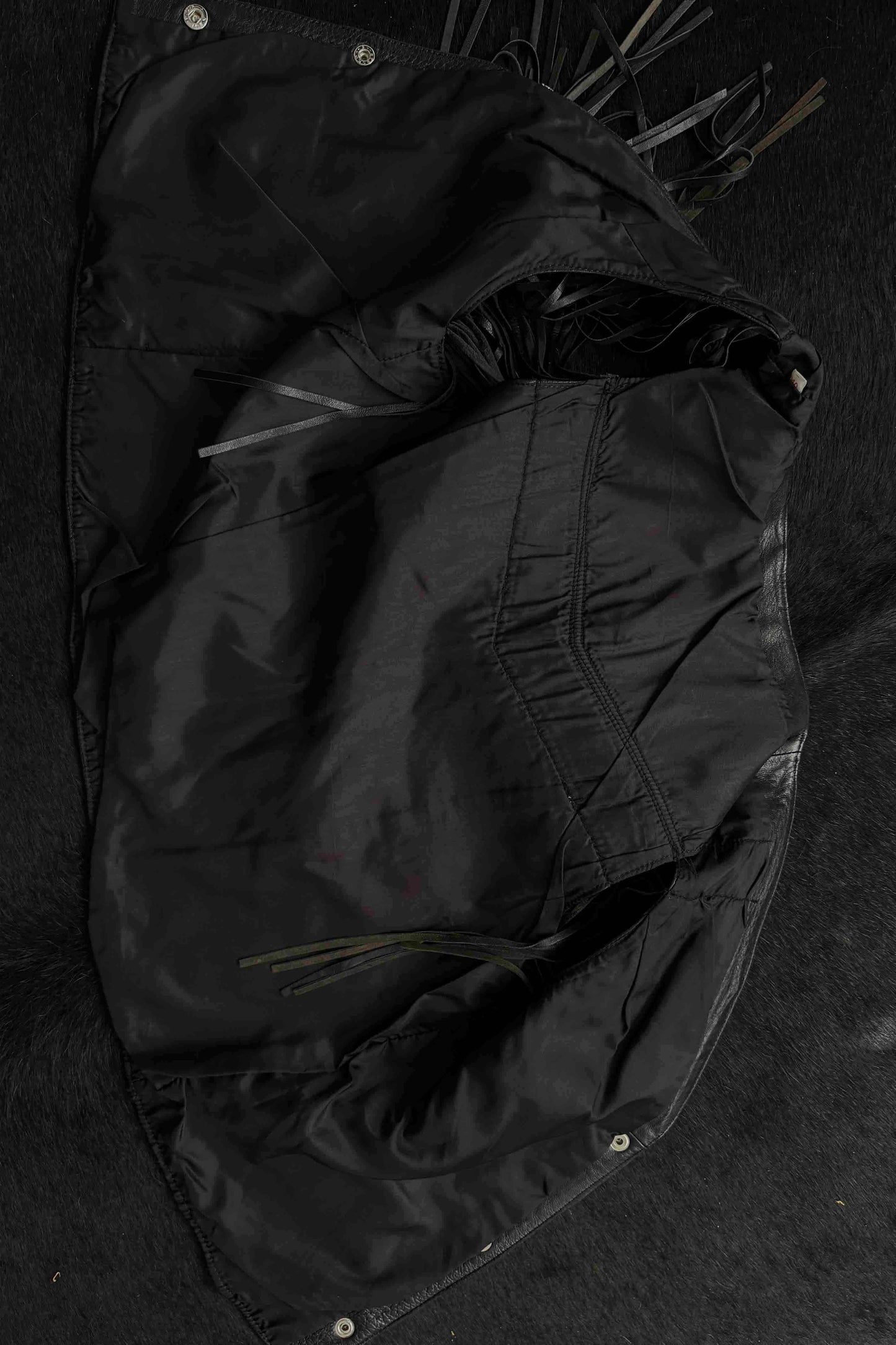 Vintage Lederweste schwarz mit Fransen und silbernen Druckknöpfen, cropped geschnitten