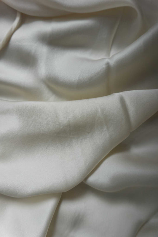 Langes Seiden-Négligé mit gekreuzten Trägern und Schlitz, creme