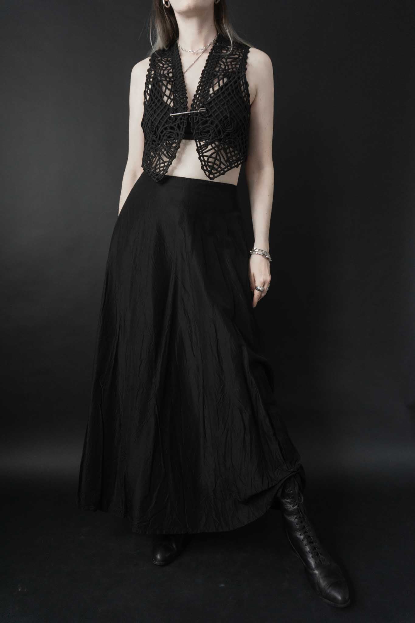 Schwarzer Maxi-Rock mit Knitteroptik – Vintage Damenmode im Gothic-Stil