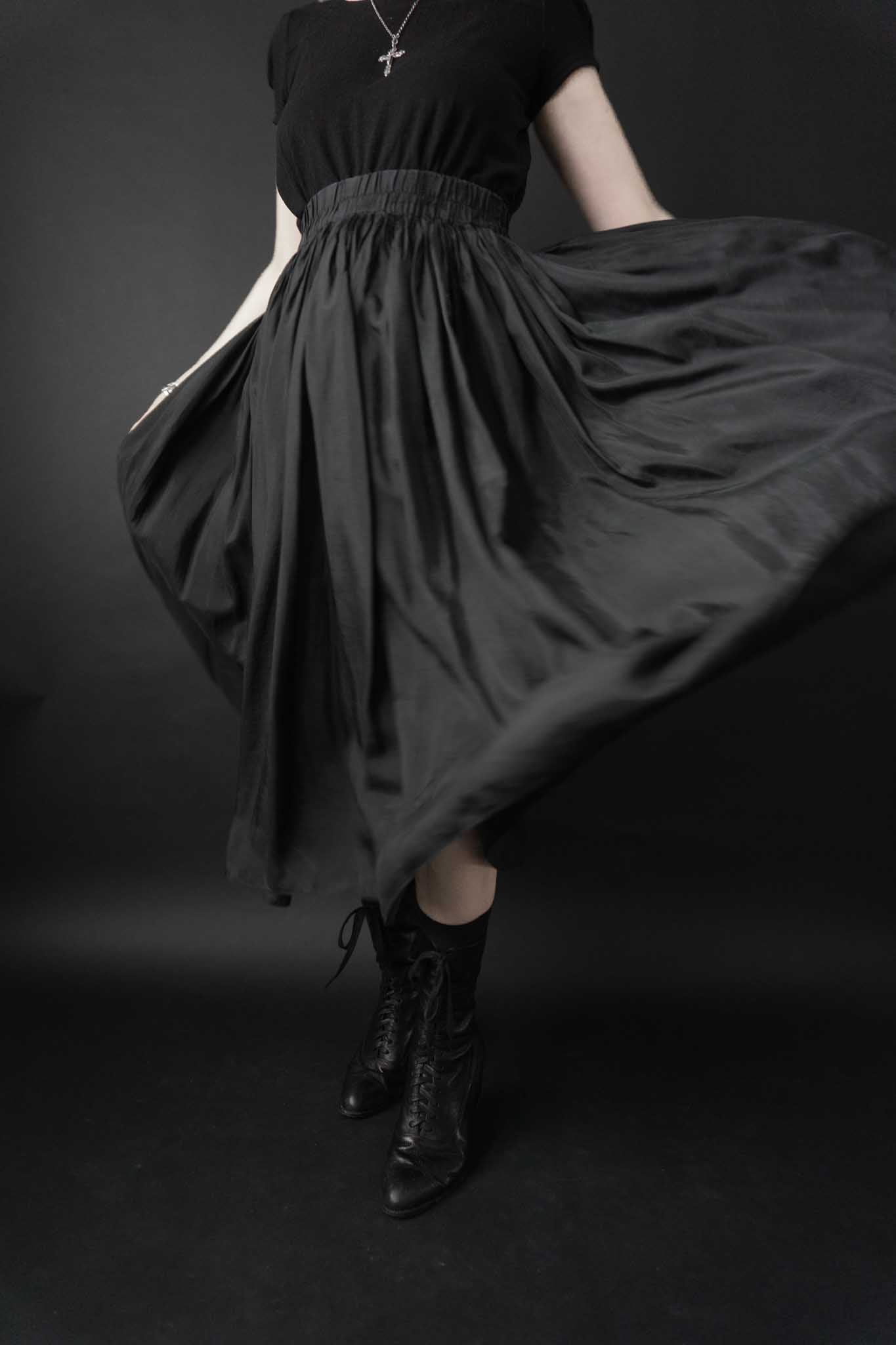 Weit schwingender schwarzer Seidenrock in Midi-Länge – Vintage Damenmode aus reiner Seide