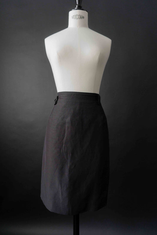 Schwarzer Minirock aus Seide mit Gürtelschlaufen, clean & edel