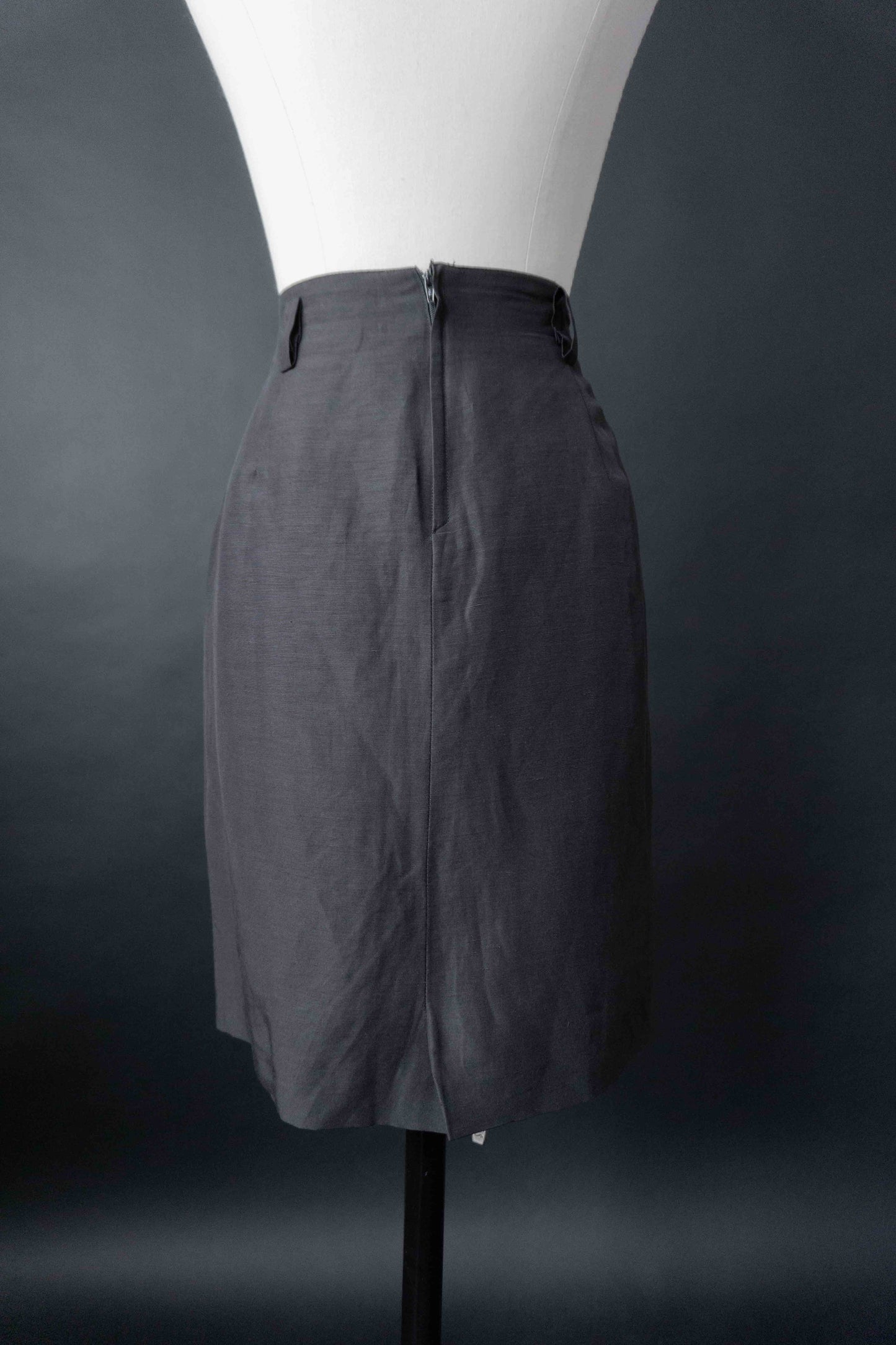 Schwarzer Minirock aus Seide mit Gürtelschlaufen, clean & edel