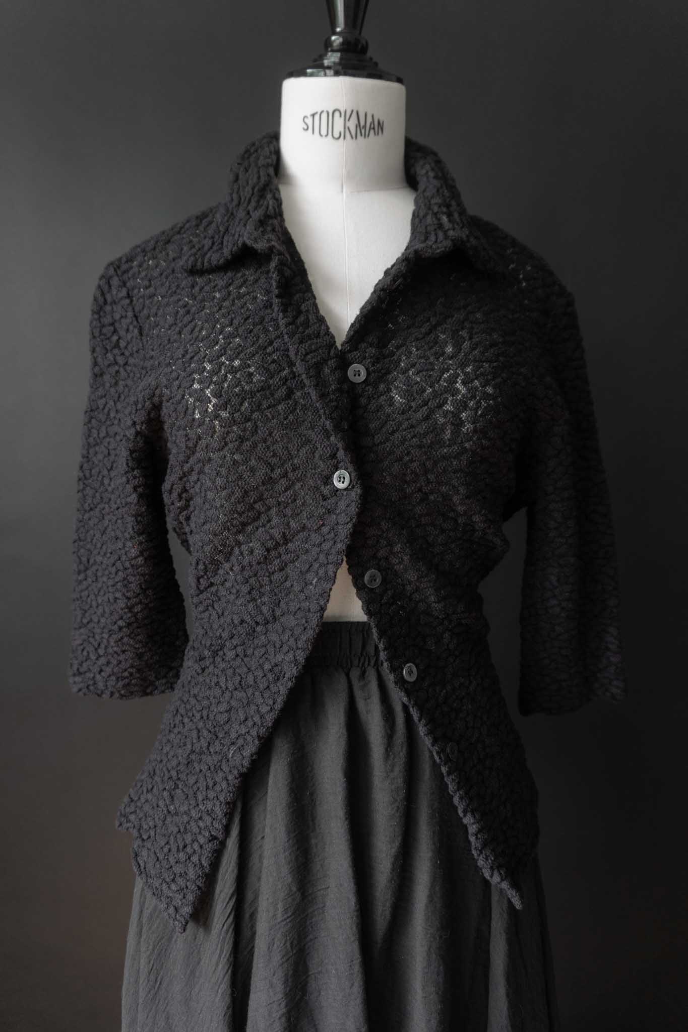 90er Jahre Blusenshirt von Marc Cain mit transparentem Spitzenmuster – Vintage Damenmode