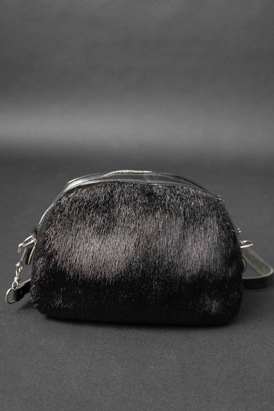 Schwarze Vintage Crossbody-Tasche mit Fell und Lederriemen
