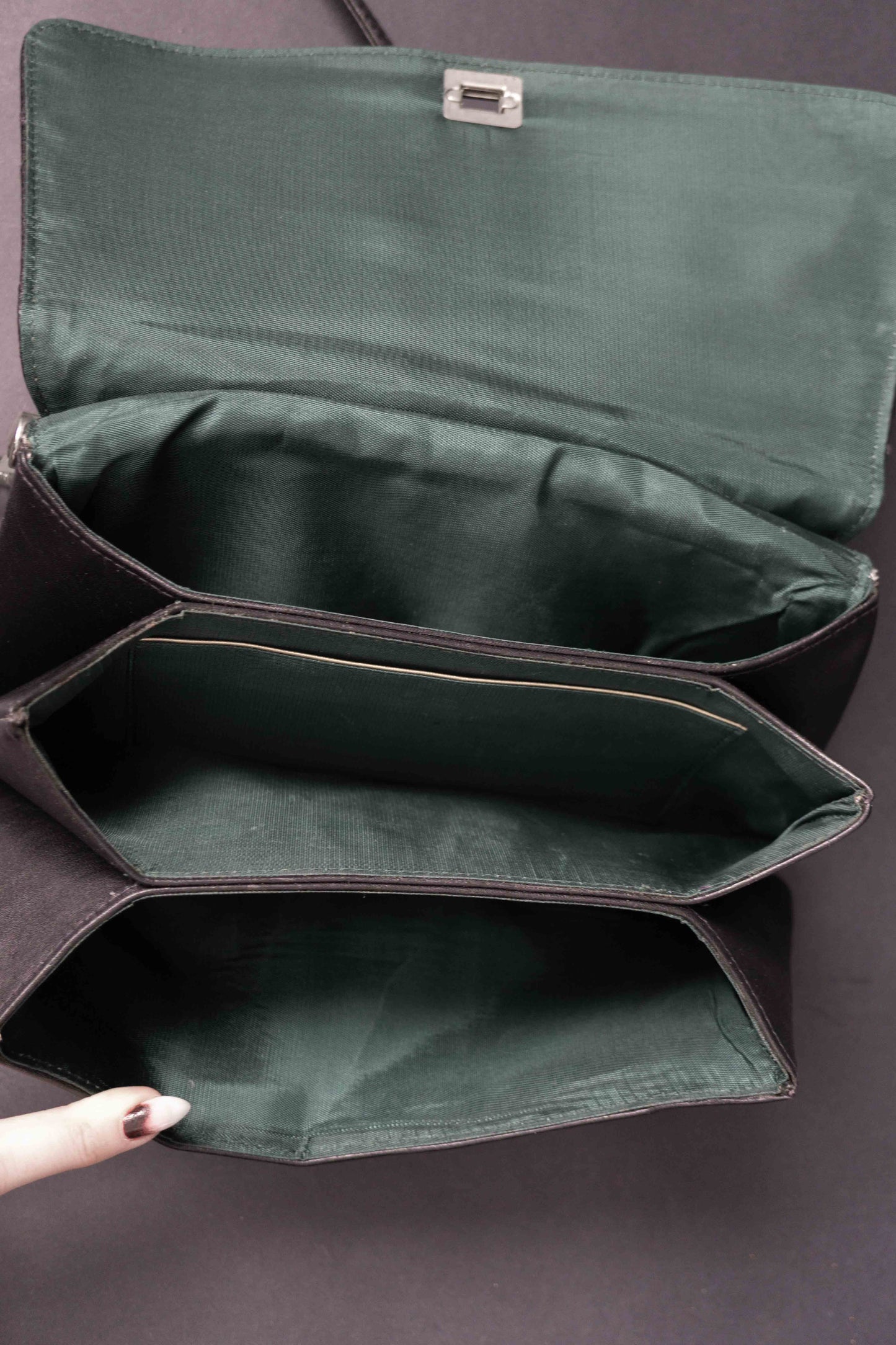 Vintage Trio-Tasche aus schwarzem Echtleder mit drei Fächern und Crossbody-Riemen