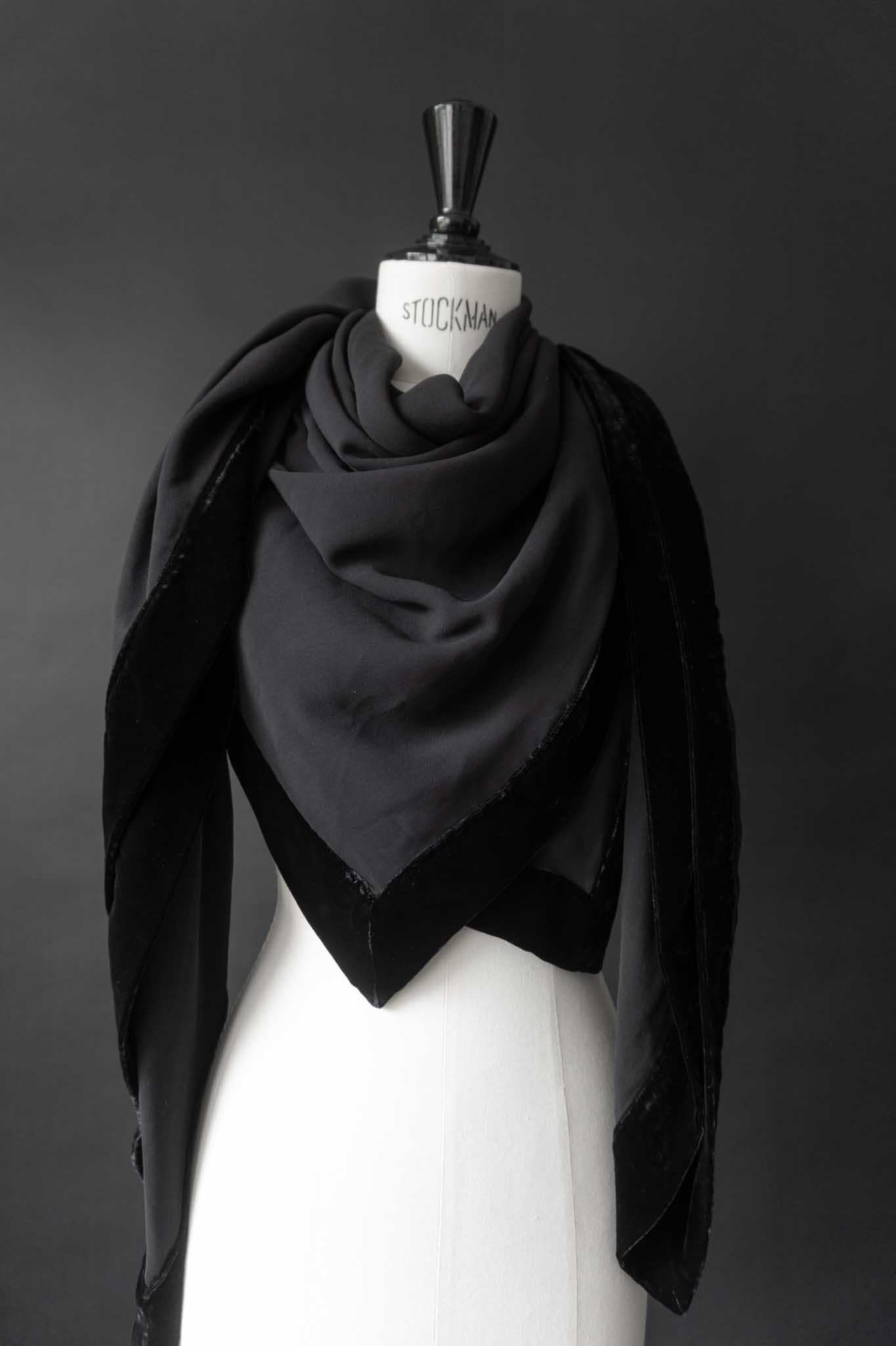 XXL Seidentuch in Schwarz mit Midnight Blue Samtrand – Vintage Accessoire