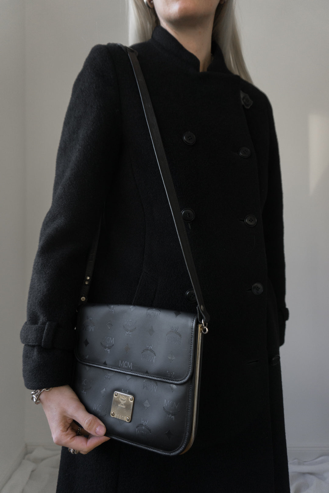 Vintage MCM Umhängetasche – Schwarzes Nylon mit Goldener Hardware (80s)