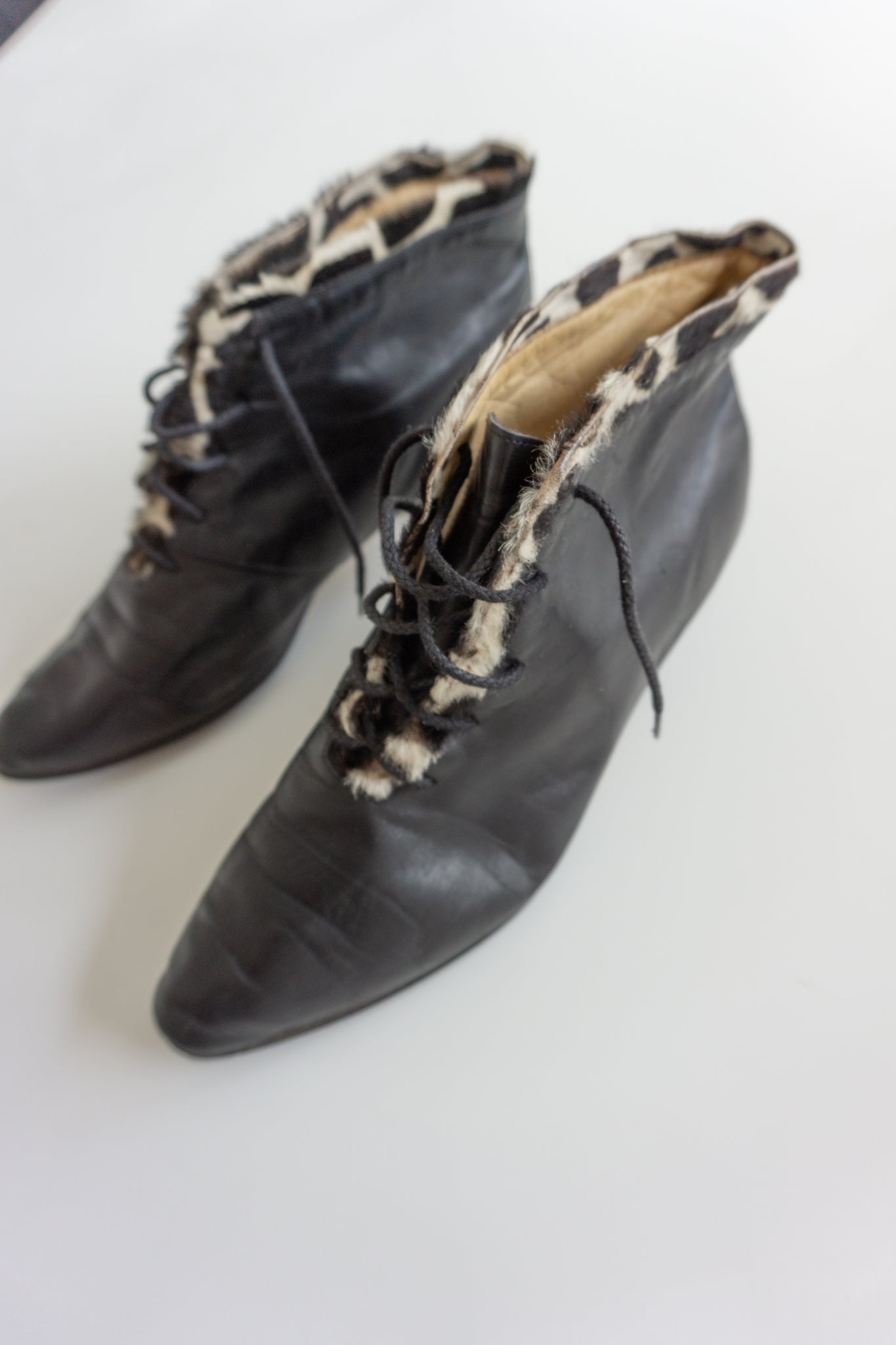 Witchy Boots Schwarz Leder Leo 40 - theplaincircle vintage