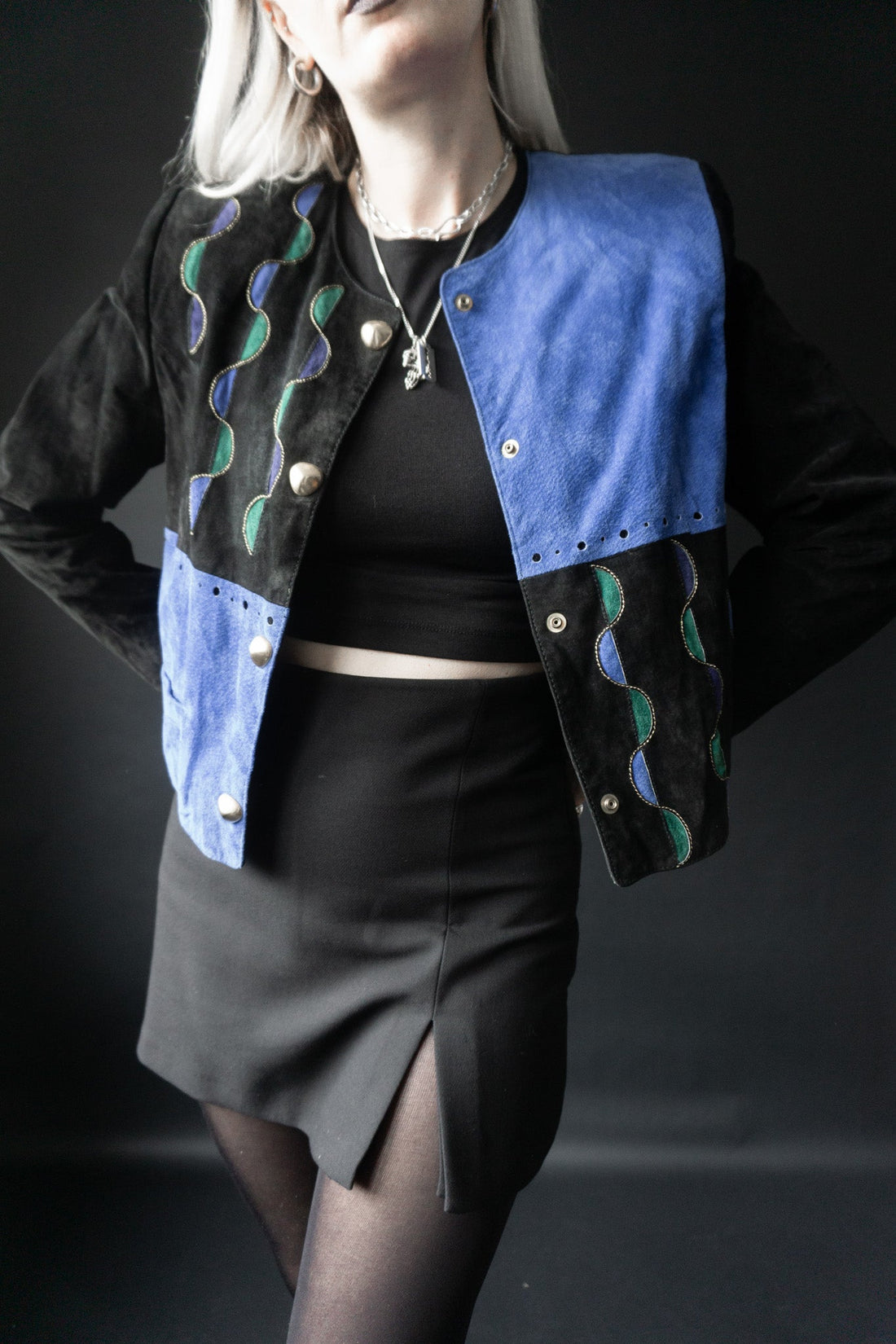 Die wichtigsten Vintage-Basics für einen All-Black-Gothic-Look