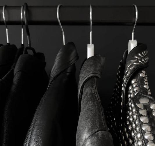 All Black Outfit 2025: So kannst du den Look tragen & kombinieren